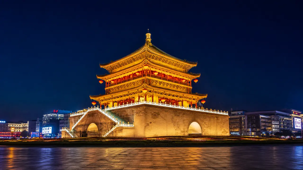 钟楼ai修图怎么修？夜景地标照的高光和人群处理